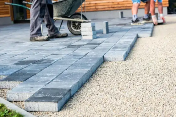 Betonowa nawierzchnia przy domu - Czy to lepsze niż kostka?